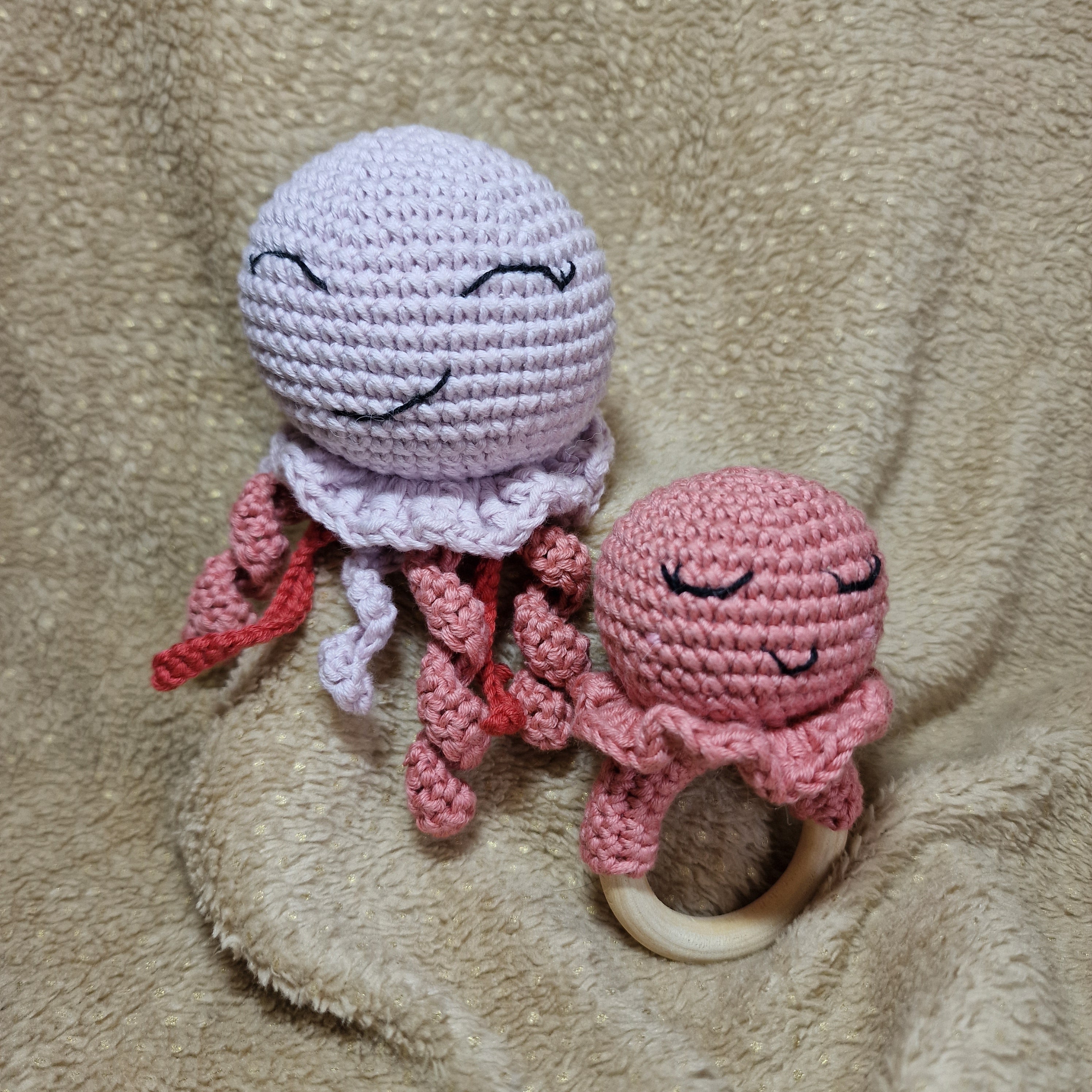 Maman méduse et son bébé hochet